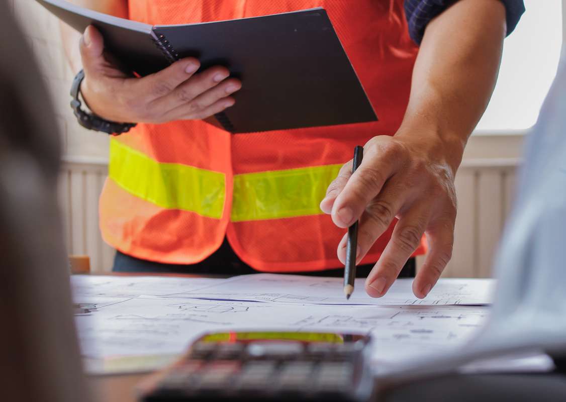 Wir beraten und übernehmen die komplette Beantragung und Abwicklung aller erforderlichen Genehmigungen – von Bohr- über Grabungs- bis hin zu Glasfaserprojekten.