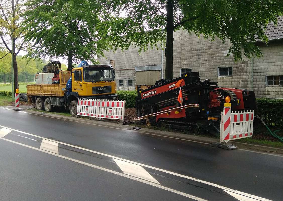 Technik, die die Installation von Versorgungsleitungen wie Wasser, Strom und Gas ermöglicht, ohne Gräben ausheben zu müssen und mit minimalen Auswirkungen auf die Umwelt.