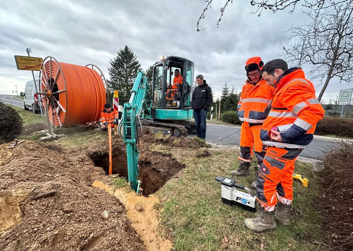 Schnelle und schonende Verlegetechnik mithilfe von Druckluft – ganz ohne mechanische Zugbelastung der Kabel.